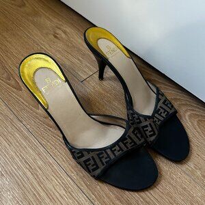 VINTAGE FENDI KITTEN HEELS